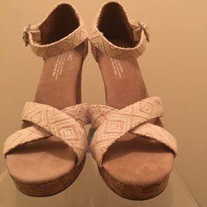 Toms NWOT- Adorable Tan Wedge Sandals Cork Heels